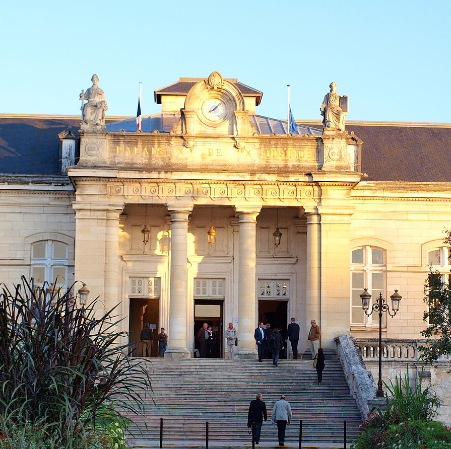 Auxerre-FR-89-palais_de_justice-carré